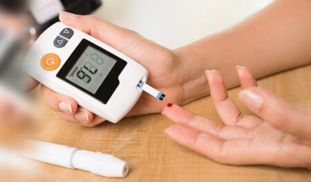 খাবার নিয়ন্ত্রণ করেও রক্তে শর্করা বাড়ছে? কী করবেন? Sugar