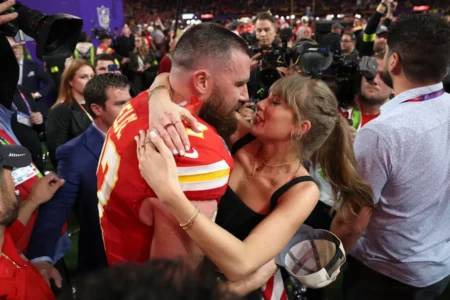 Taylor Swift, Travis Kelce Engagement Recalls Concert Proposals Taylor Swift, Travis Kelce Super Bowl Photo Enters Chiefs Hall