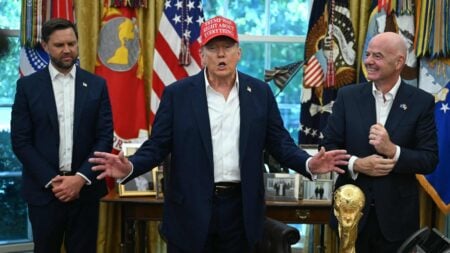 Donald Trump no tie meeting