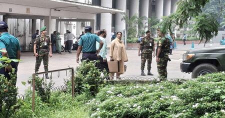 উপদেষ্টা পরিষদের বৈঠকে অংশ নিতে সচিবালয়ে প্রধান উপদেষ্টা উপদেষ্টা পরিষদের বৈঠকে অংশ