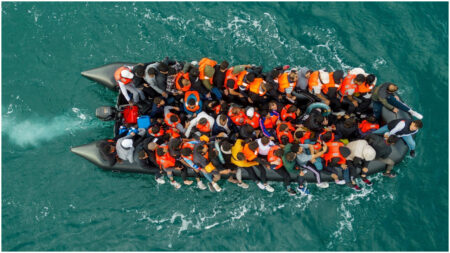 নৌকায় আসা অভিবাসী