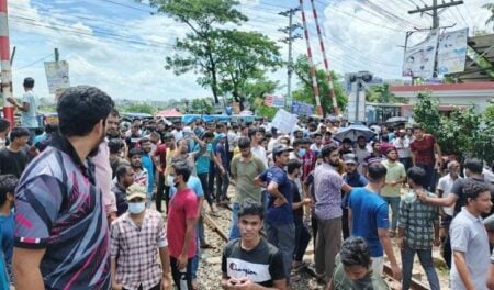 জয়দেবপুরে বিক্ষোভে বনলতা আটকে ৪০ মিনিট gazipur