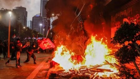 সহিংসতায় কেঁপে উঠল ইন্দোনেশিয়া, অর্থমন্ত্রীর বাড়িতে হামলা-ভাঙচুর ও লুটপাট ইন্দোনেশিয়া