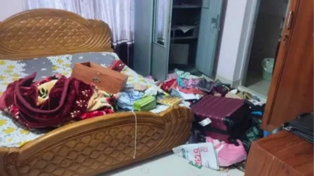 আওয়ামী লীগ নেতার বাড়িতে ‘ডাকাতি’, ১৮ ভরি স্বর্ণ ও ১২ লাখ টাকা লুট আওয়ামী লীগ নেতার বাড়িতে ডাকাতির ঘটনা