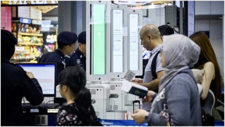 মালয়েশিয়ার সংসদে প্রশ্ন : বিমানবন্দরে বাংলাদেশিদের কড়া জিজ্ঞাসাবাদ কেন? malaysia