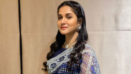 মধ্যরাতে সুখবর দিলেন অভিনেত্রী মিথিলা অভিনেত্রী মিথিলা