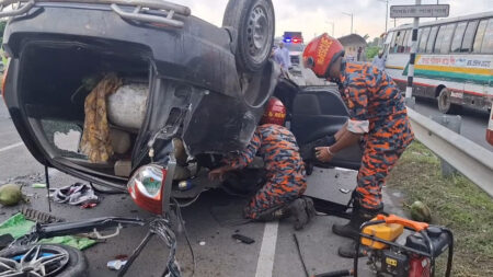 চালক টয়লেটে যাওয়ার পর গাড়ি নিয়ে পালাচ্ছিল ৪ বন্ধু, উল্টে ৩ জন নিহত গাড়ি নিয়ে পালাচ্ছিল ৪ বন্ধু
