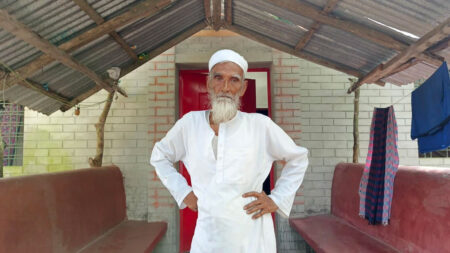 পিরোজপুরে ৭৫ বছরের বৃদ্ধের অনশন