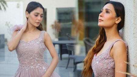 অভিনেত্রী সারা খান