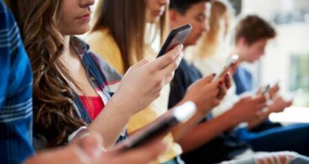 স্মার্টফোনের প্রতি আসক্তি