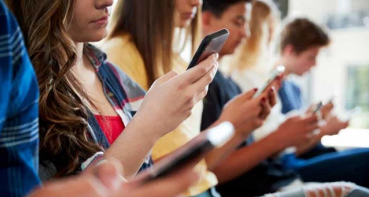 স্মার্টফোনের প্রতি আসক্তি