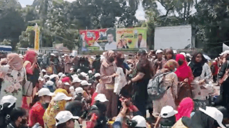 শিক্ষার্থীদের সড়ক অবরোধ