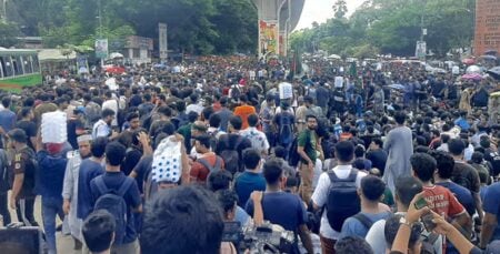 বুয়েট শিক্ষার্থীদের শাহবাগ অবরোধ