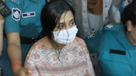 মেজর সাদিকের স্ত্রী সুমাইয়া জাফরিন ৫ দিনের রিমান্ডে মেজর সাদিকের স্ত্রী সুমাইয়া জাফরিন