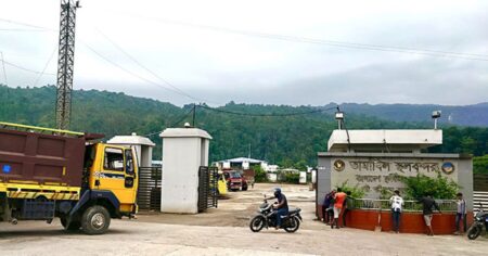 তামাবিল স্থলবন্দর ও কাস্টমে দূর্নীতির মহোৎসব: মাসে ৩ কোটি রাজস্ব হারাচ্ছে সরকার তামাবিল স্থলবন্দর ও কাস্টম