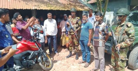 চাল বিতরণ