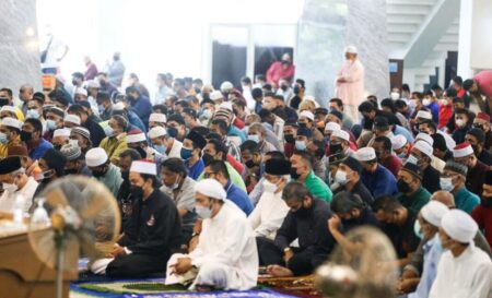 অকারণে জুমার নামাজে ছেড়ে দিলে ২ বছরের দণ্ড, মালয়েশিয়ার রাজ্যে নতুন আইন জুমার নামাজ