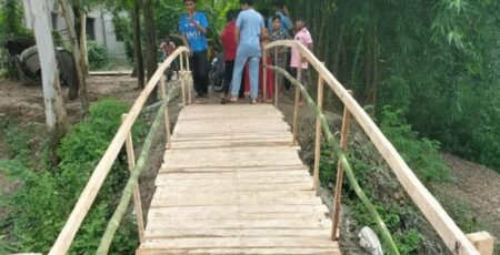 সিরাজগঞ্জে সরকারি বরাদ্দ ছাড়াই স্বেচ্ছাশ্রমে সাঁকো বানিয়ে দেখিয়ে দিল শিক্ষার্থীরা সাঁকো