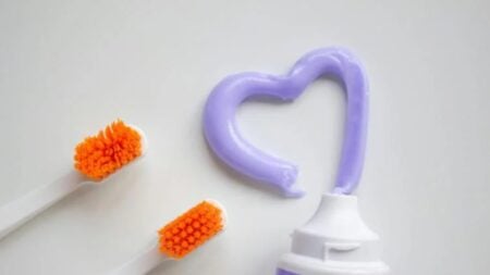 does purple toothpaste really whiten teeth