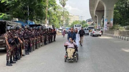 ভোট দিতে আসছেন প্রতিবন্ধীরাও, দৃষ্টি প্রতিবন্ধীদের জন্য ব্রেইল পদ্ধতি ডাকসু