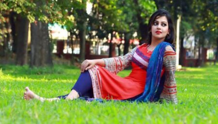 মেয়েদের লাল রঙের পোশাকে কেন বেশি সুন্দর দেখায় Dress