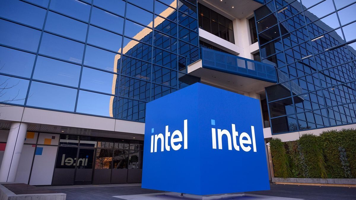Former Intel Board Members Urge Private Split Into Units