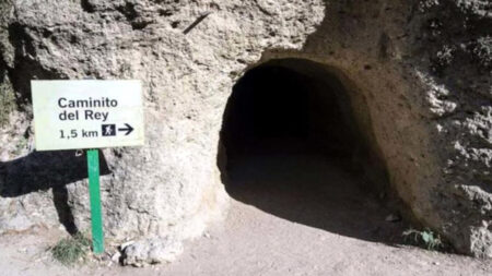 রহস্যময় গুহা