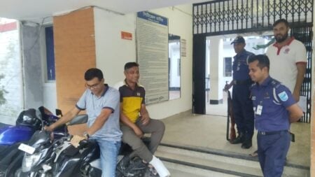 ওসি আমান উল্লাহ’র কাছে ডিউটি যেন ইবাদত, বাধা হতে পারেনি ভাঙা পা Aman Ullah