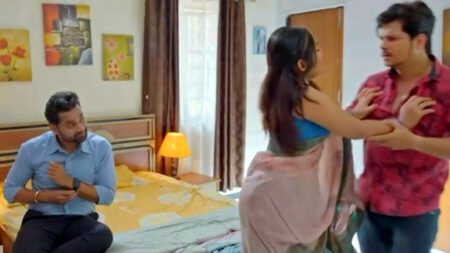 ভাগ্নের সঙ্গে উদ্দাম রোমান্সে মাতলেন মামী, একা দেখুন এই ওয়েব সিরিজ ওয়েব সিরিজ