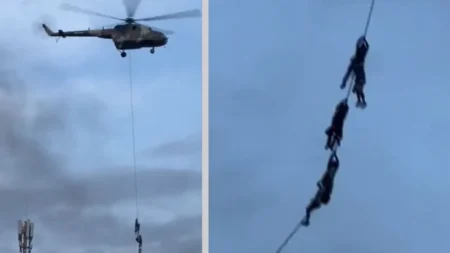 হেলিকপ্টারের দড়িতে ঝুলে পালানো