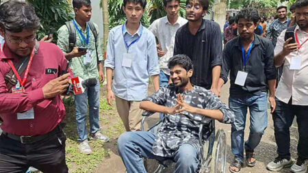 হুইলচেয়ারে ভোটকেন্দ্রে এলেন মেঘমল্লার বসু মেঘমল্লার বসু