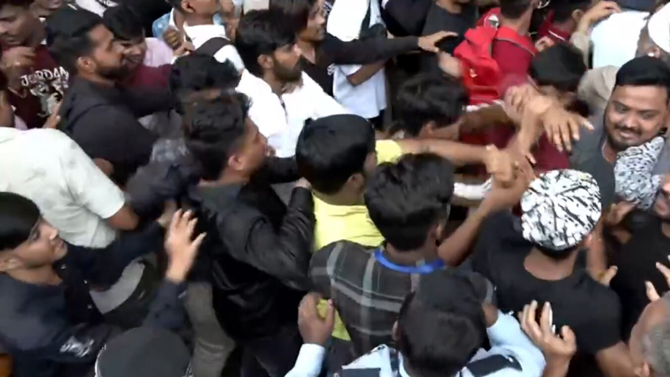 আইফোন ১৭ কেনা নিয়ে দোকানের সামনে ক্রেতাদের তুলকালাম কাণ্ড আইফোন ১৭ কেনা নিয়ে দোকানের সামনে ক্রেতাদের তুলকালাম কাণ্ড