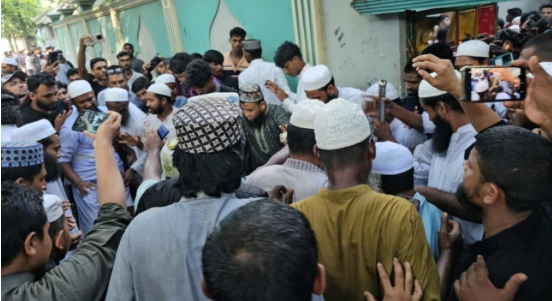 রাজবাড়ীর গোয়ালন্দে কবর থেকে তুলে ‘নুরাল পাগলার’ লাশ পোড়ালো তৌহিদি জনতা