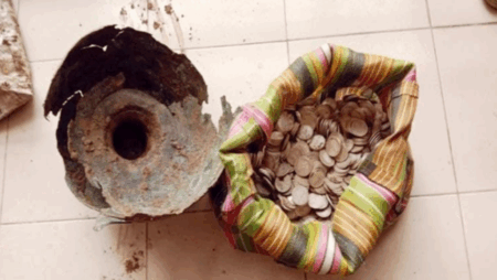 চুয়াডাঙ্গায় মাটি খুঁড়ে পাওয়া গেল হাঁড়ি ভর্তি ব্রিটিশ ধাতব মুদ্রা