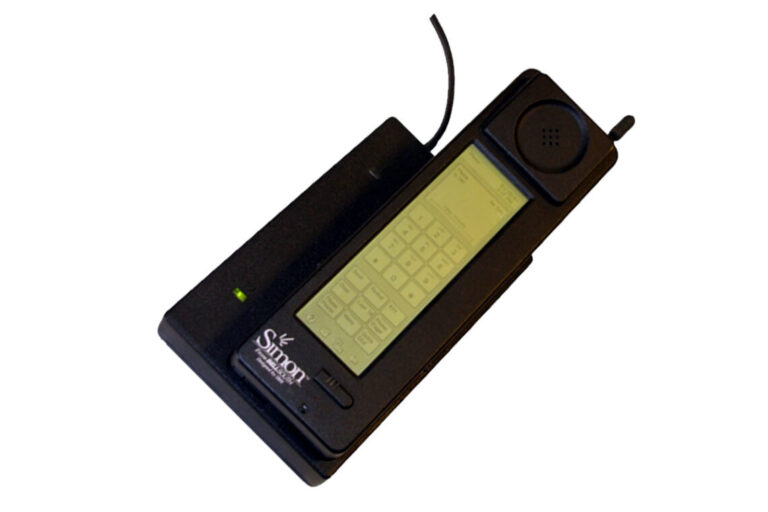 বিশ্বের প্রথম স্মার্টফোন