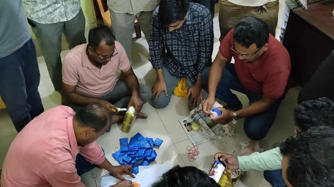 ঠাকুরগাঁওয়ে এসএ পরিবহণ কুরিয়ার