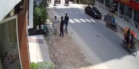 অস্ত্র ঠেকিয়ে ছিনতাই