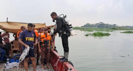মেঘনায় বাল্কহেডের ধাক্কায় ৬ জেলেসহ ট্রলারডুবি, নিখোঁজ ১ ট্রলারডুবি
