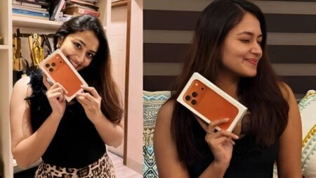 আইফোন ১৭ হাতে নিয়ে খোলা চুল আর মিষ্টি হাসিতে ফারিণ আইফোন ১৭ ফারিণ