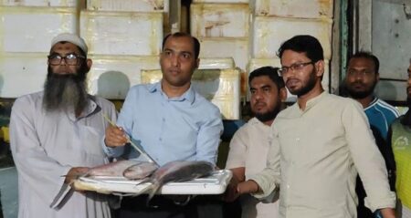 দুর্গাপূজা উপলক্ষে ভারতে প্রথম চালানে সাড়ে ৩৭ টন ইলিশ রপ্তানি ইলিশ রপ্তানি