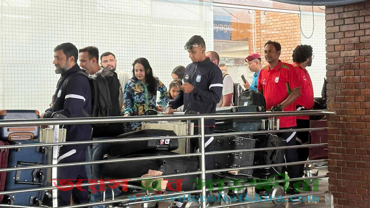 এয়ারপোর্টে পৌঁছেছেন জামালরা