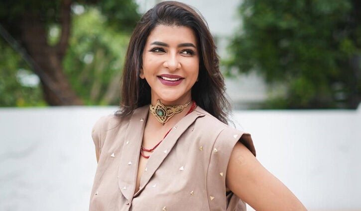 সাংবাদিককে নায়িকা