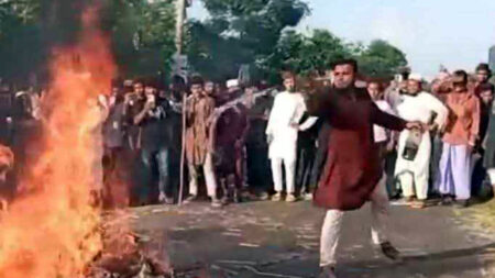 নুরাল পাগলের মরদেহ পোড়ানোয় তেল ছিটানো ব্যক্তি গ্রেফতার নুরাল পাগলের মরদেহ