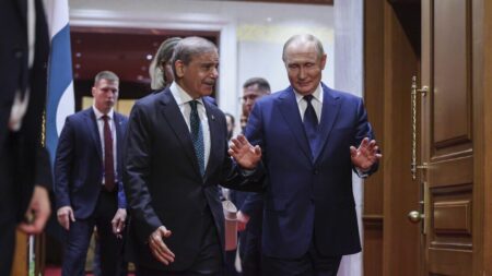 ট্রাম্পের চোখরাঙানির মধ্যেও রাশিয়ার সঙ্গে তেলের সম্পর্কে জড়াচ্ছে পাকিস্তান ডোনাল্ড ট্রাম্প