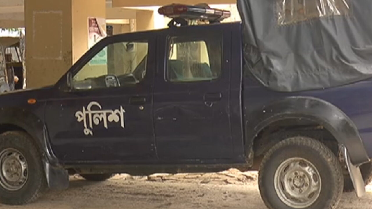 পুলিশের টহলদল লক্ষ্য করে গুলি