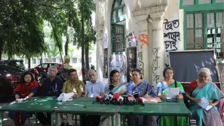 রিটকারী ছাত্রীকে ‘গণধর্ষণে’র হুমকিদাতা শিক্ষার্থীর শাস্তি দাবি বিশ্ববিদ্যালয় শিক্ষক নেটওয়ার্কের রিটকারী ছাত্রী