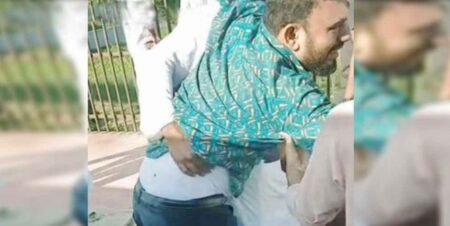 চট্টগ্রামে ট্রেনের দরজায় বসে পা থেঁতলে গেল যাত্রীর যাত্রীর পা থেঁতলে