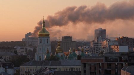 ইউক্রেনের সরকারি ভবনে প্রথমবার রাশিয়ার হামলা রাশিয়ার হামলা