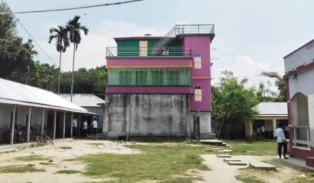 স্কুলের মাঠে আওয়ামী লীগ নেতার তিনতলা ভবন আওয়ামী লীগ নেতার তিনতলা ভবন