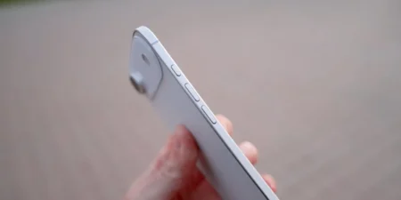 অ্যাপল কর্মকর্তাদের সঙ্গে সাক্ষাৎকারে আইফোন বাঁকানোর চ্যালেঞ্জ আইফোন এয়ার